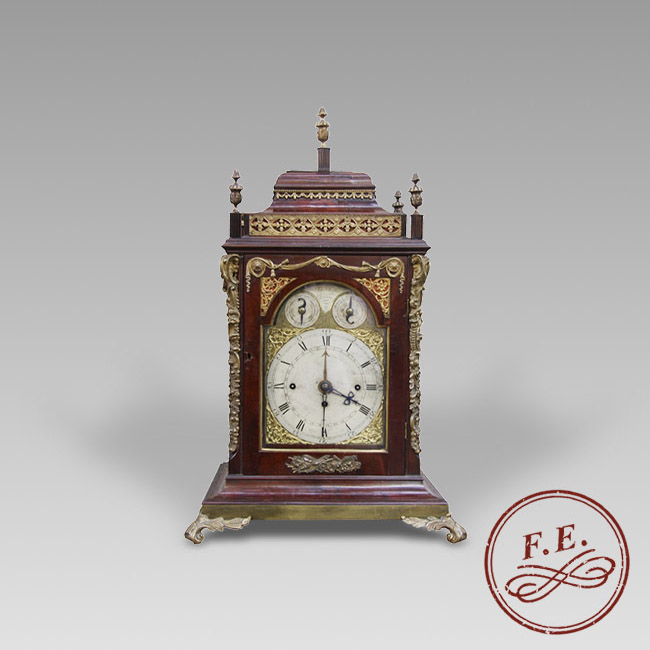Reloj Bracket inglés en caja de caoba y bronces dorados.